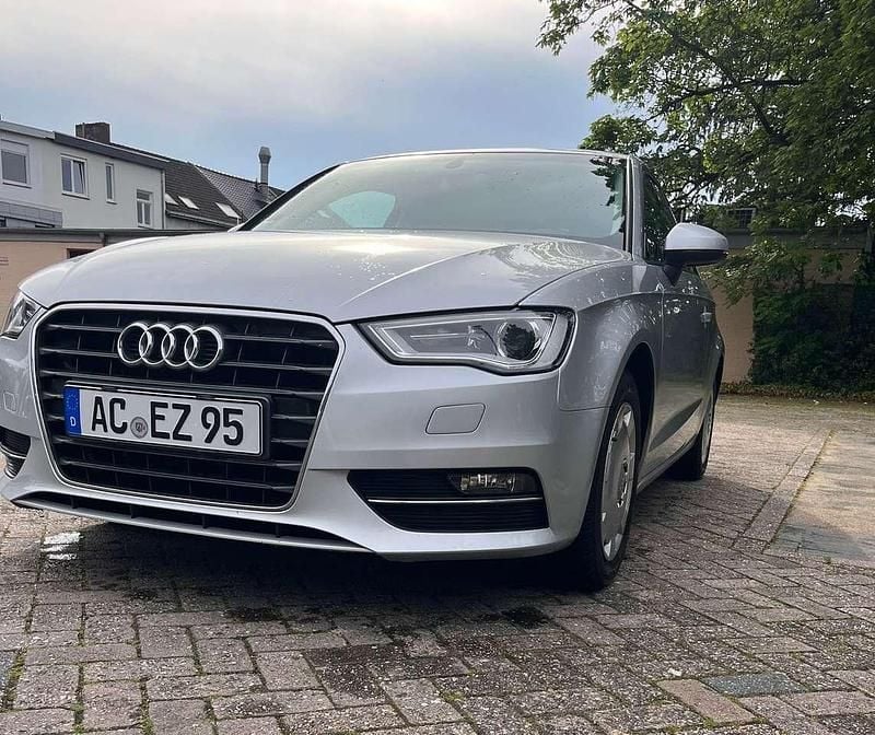 Grau Gebraucht 2013 Audi A3 Ambiente Limousine | 7.500 € (Guter Preis) - Bild 1/4