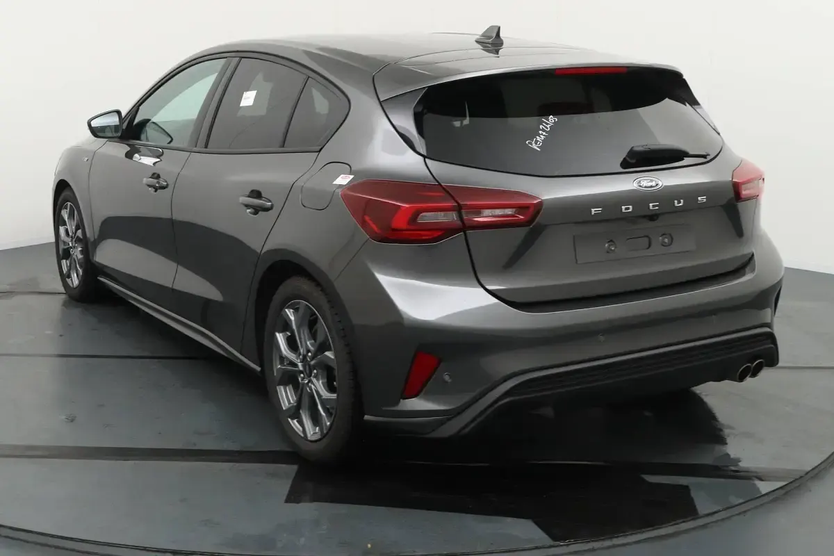 Gebraucht Ford Focus ST-Line X 116 PS (85 kW) 2025 Magnetic grijs Limousine