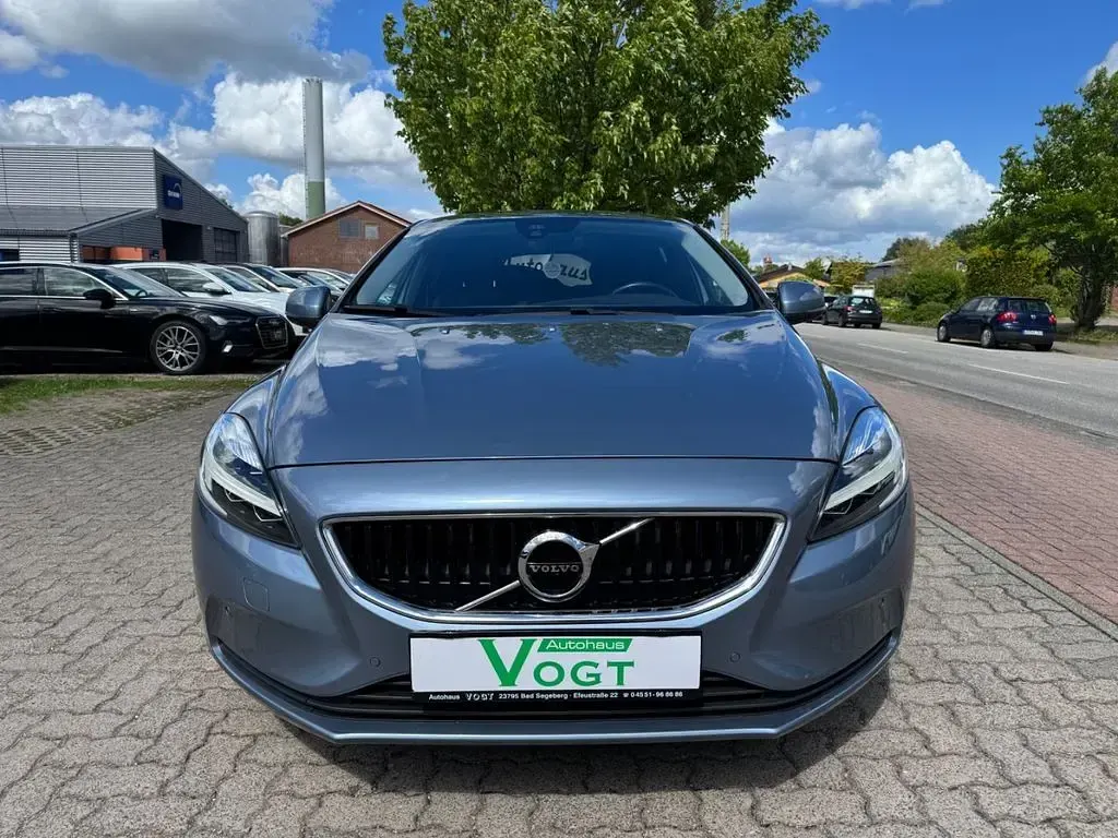 Gebraucht Volvo V40 Momentum 120 PS (88 kW) 2016 Blau Limousine