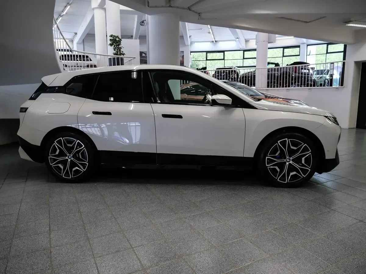 Gebraucht BMW iX M Sport 239 kW (326 PS) 2023 Mineralweiss SUV