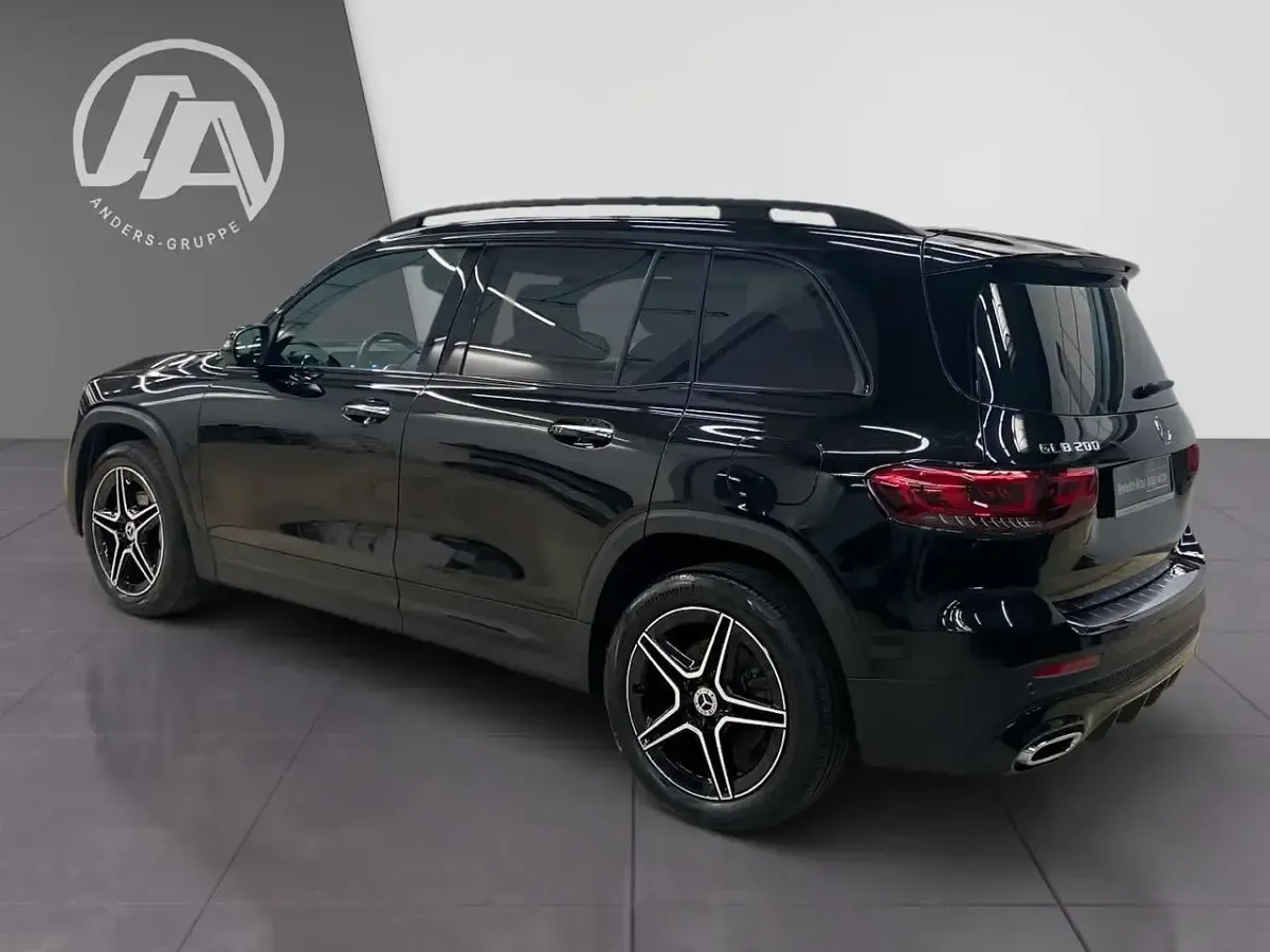 Gebraucht Mercedes GLB200 AMG 163 PS (119 kW) 2022 Schwarzlack kosmosschwarz SUV