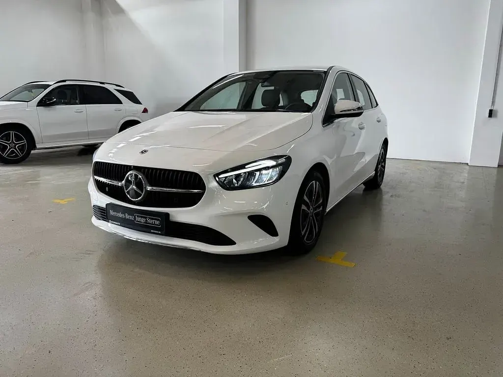 Gebraucht Mercedes B180 136 PS (100 kW) 2025 Unilack polarweiß Kleinwagen