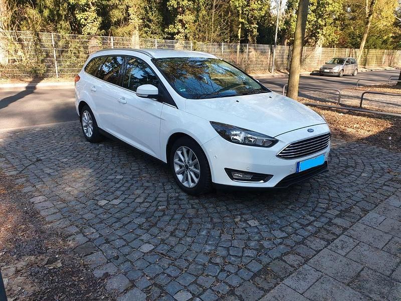 Gebraucht Ford Focus Titanium 125 PS (91 kW) 2016 Weiß Limousine