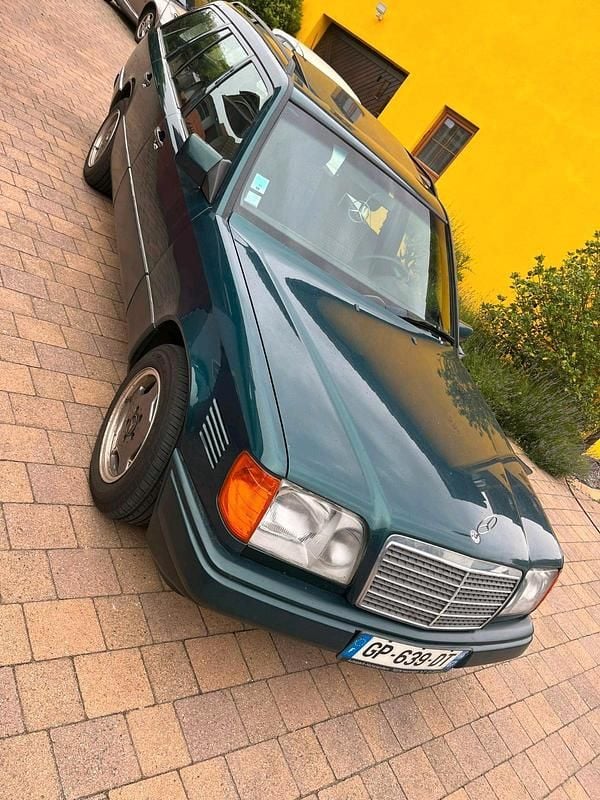 Grün Gebraucht 1995 Mercedes E300 Kombi | 9.500 € - Bild 1/4