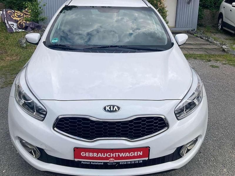 Weiß Gebraucht 2015 Kia Ceed Sportswagon Edition 7 Kombi | 10.800 € (Fairer Preis) - Bild 1/4