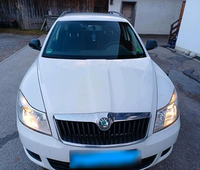Gebraucht Skoda Octavia 105 PS (77 kW) 2012 Weiß Kombi