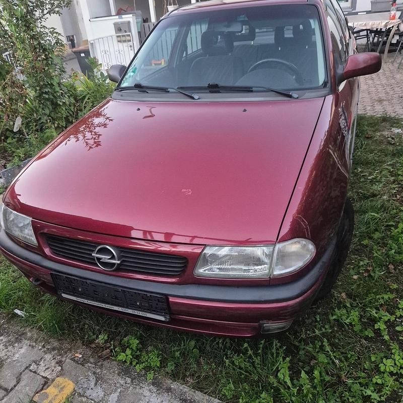 Rot Gebraucht 1997 Opel Astra Limousine | 2.100 € (Fairer Preis) - Bild 1/4