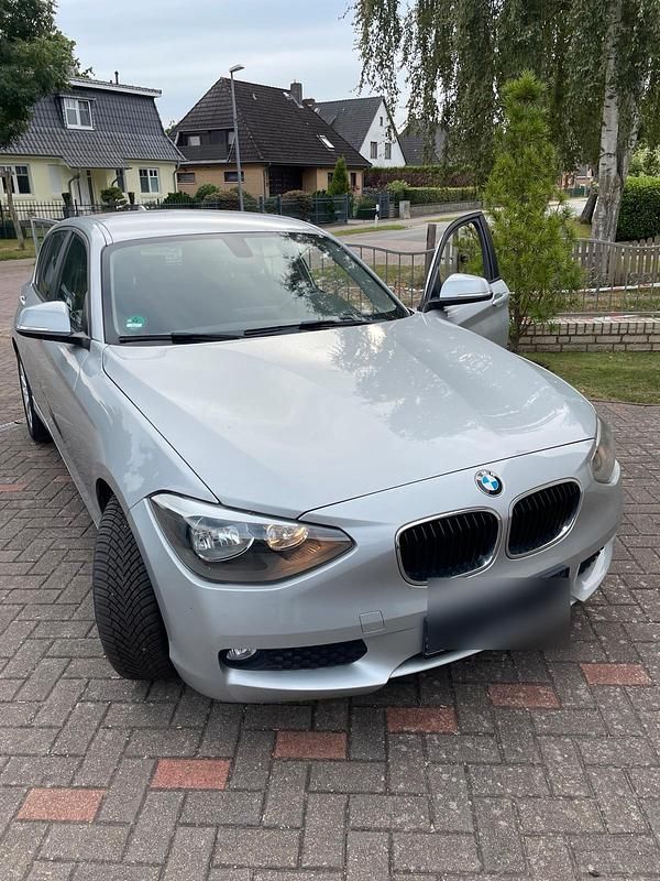Silber Gebraucht 2015 BMW 116 Kleinwagen | 9.999 € - Bild 1/4