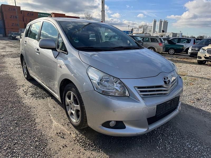 Silber Gebraucht 2011 Toyota Verso Van / Kleinbus | 3.490 € (Fairer Preis) - Bild 1/4