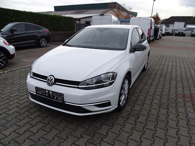Pure white Gebraucht 2019 VW Golf VII IQ Drive Limousine | 14.890 € (Fairer Preis) - Bild 1/4