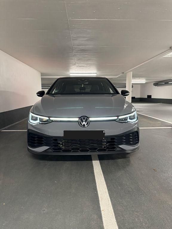 Grau Gebraucht 2022 VW Golf VIII GTI Clubsport Limousine | 32.400 € (Fairer Preis) - Bild 1/4