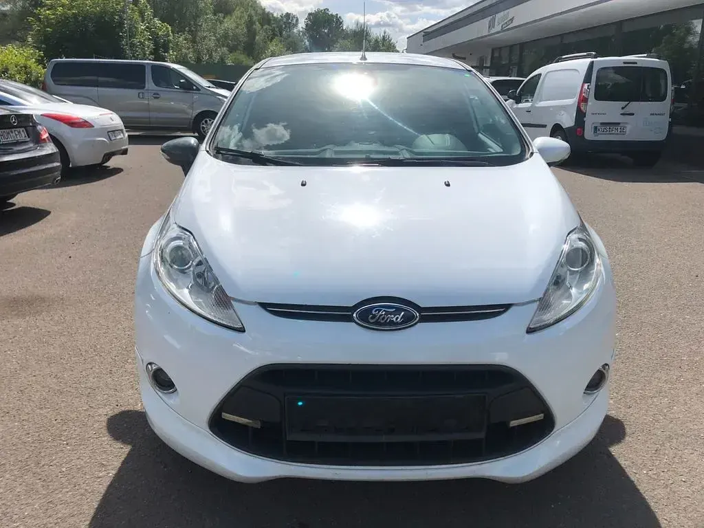 Gebraucht Ford Fiesta Titanium 97 PS (71 kW) 2012 Weiß Limousine