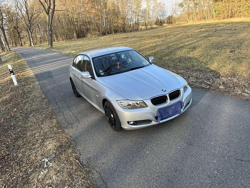 Gebraucht BMW 320 170 PS (125 kW) 2010 Grau Limousine