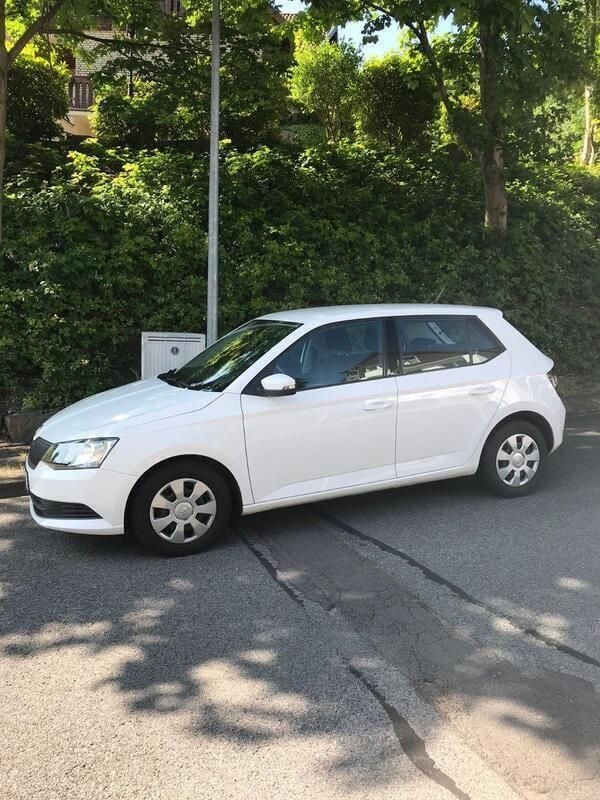 Weiß Gebraucht 2017 Skoda Fabia Active Kleinwagen | 5.700 € (Guter Preis) - Bild 1/4