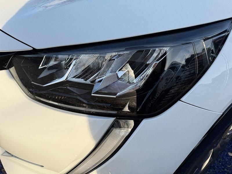 Gebraucht Peugeot e-208 Allure 100 kW (136 PS) 2023 Schneeweiss Kleinwagen