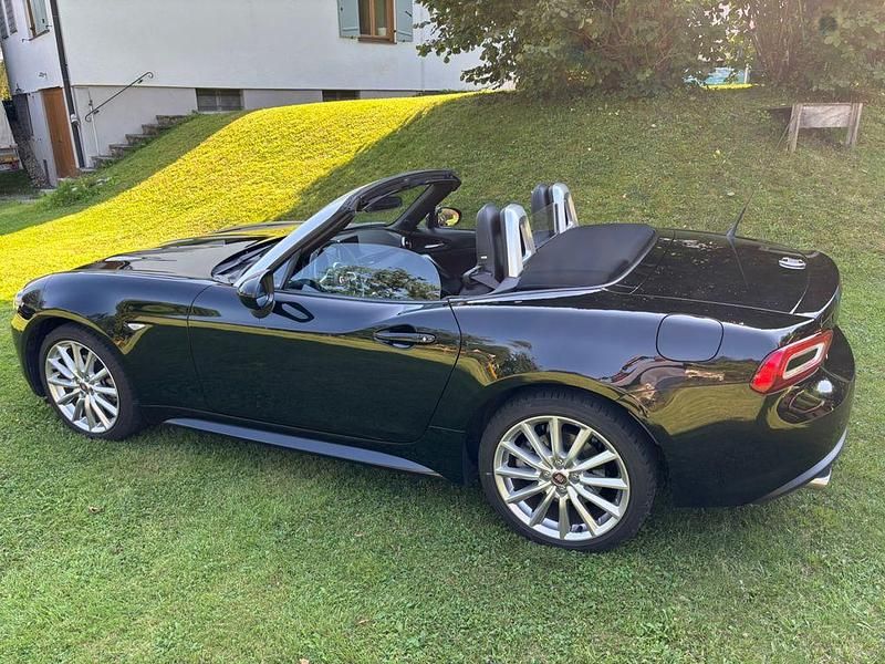Schwarz Gebraucht 2017 Fiat 124 Spider Lusso Cabrio | 21.590 € (Etwas zu teuer) - Bild 1/4