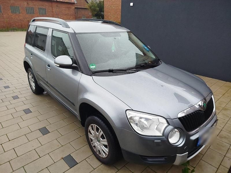Grau Gebraucht 2012 Skoda Yeti SUV | 3.800 € (Fairer Preis) - Bild 1/4