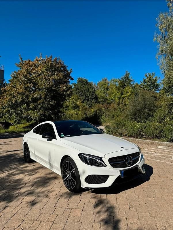 Weiß Gebraucht 2017 Mercedes C300 AMG line Coupé | 23.500 € (Guter Preis) - Bild 1/4