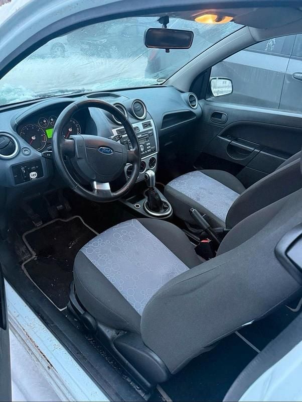 Gebraucht Ford Fiesta 69 PS (50 kW) 2008 Weiß Kleinwagen