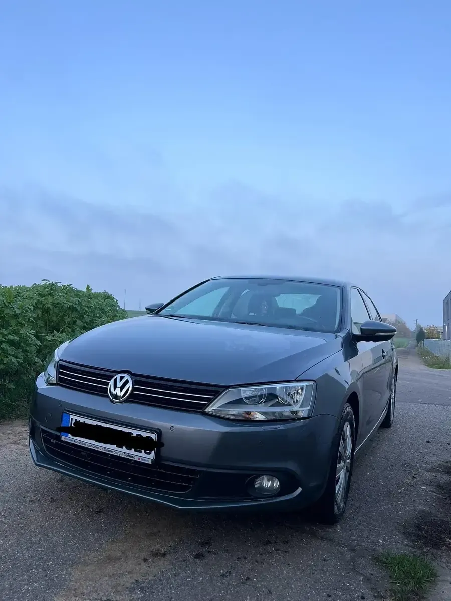 Gebraucht VW Jetta 105 PS (77 kW) 2011 Grau Limousine