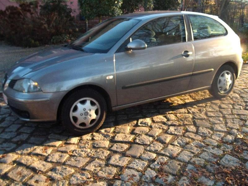 Grau Gebraucht 2006 Seat Ibiza Reference Limousine | 1.900 € (Fairer Preis) - Bild 1/4