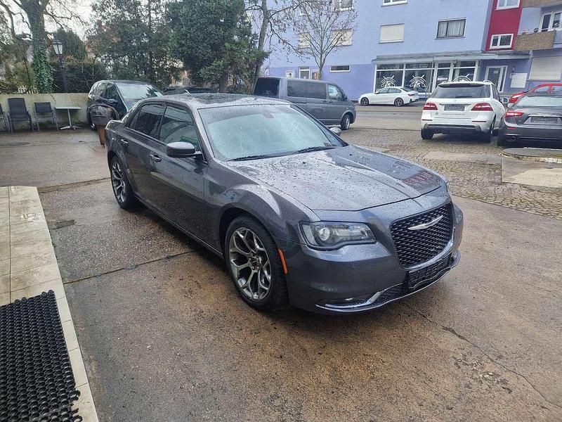 Grau Gebraucht 2015 Chrysler 300 Limousine | 13.250 € - Bild 1/4