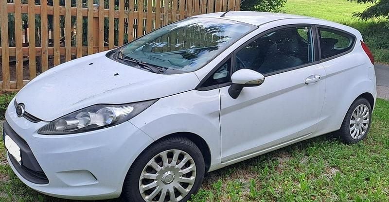 Weiß Gebraucht 2011 Ford Fiesta Trend Kleinwagen | 3.500 € (Guter Preis) - Bild 1/4
