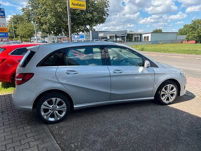 Gebraucht Mercedes B200 156 PS (114 kW) 2017 Silber Van / Kleinbus