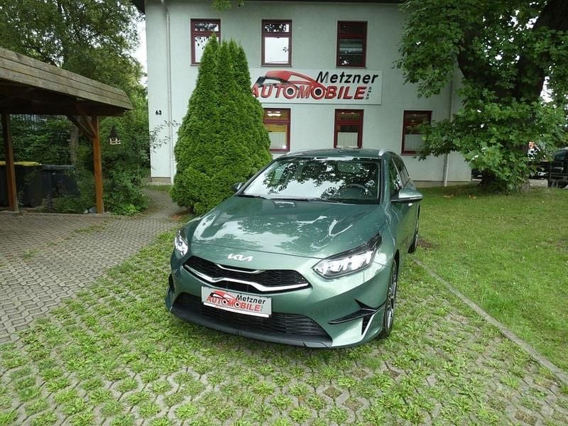 Grün Neu 2025 Kia Ceed Sportswagon Kombi | 27.680 € (Fairer Preis) - Bild 1/4