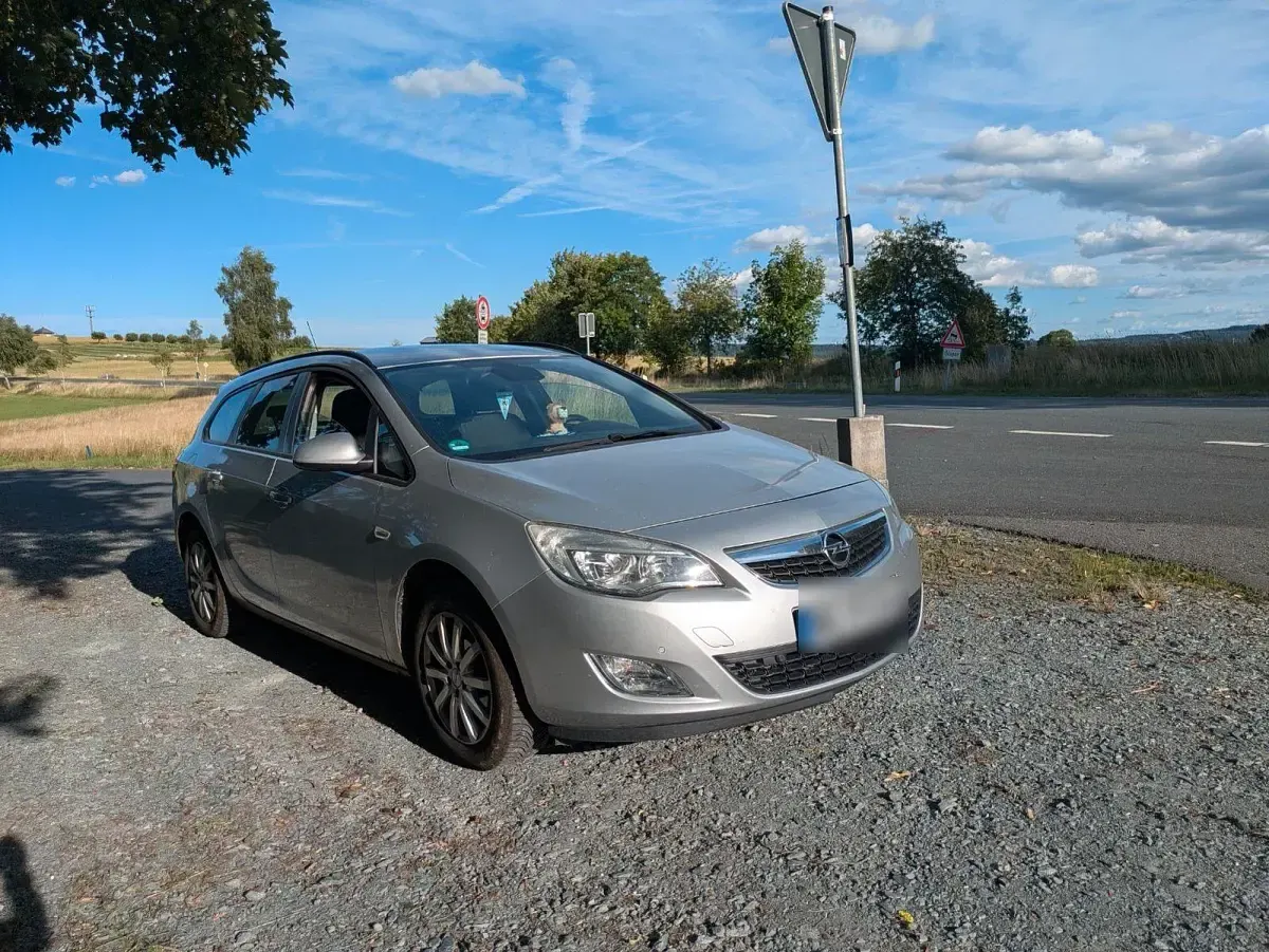 Gebraucht Opel Astra 140 PS (102 kW) 2011 Silber Limousine