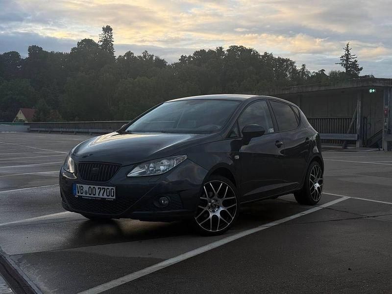 Grau Gebraucht 2011 Seat Ibiza Reference Limousine | 3.800 € (Fairer Preis) - Bild 1/4