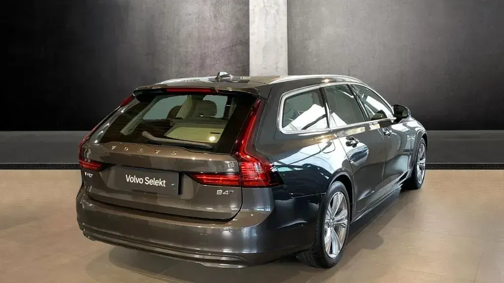Second-hand Volvo V90 Momentum 197 CP (144 kW) 2021 Gri Break