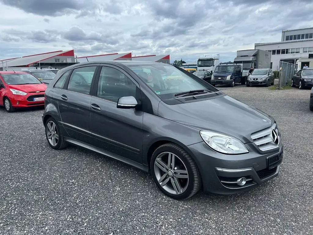 Gebraucht Mercedes B200 140 PS (102 kW) 2011 Grau Kleinwagen