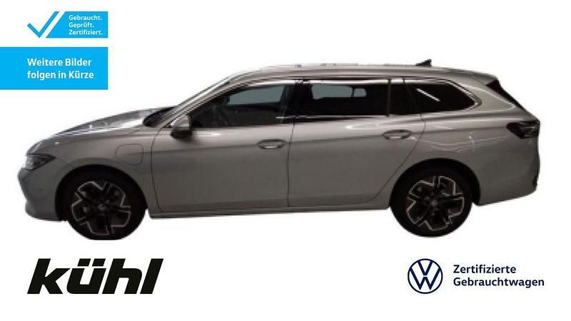 Oyster silver metallic Gebraucht 2024 VW Passat Elegance Kombi | 42.690 € (Superpreis) - Bild 1/2