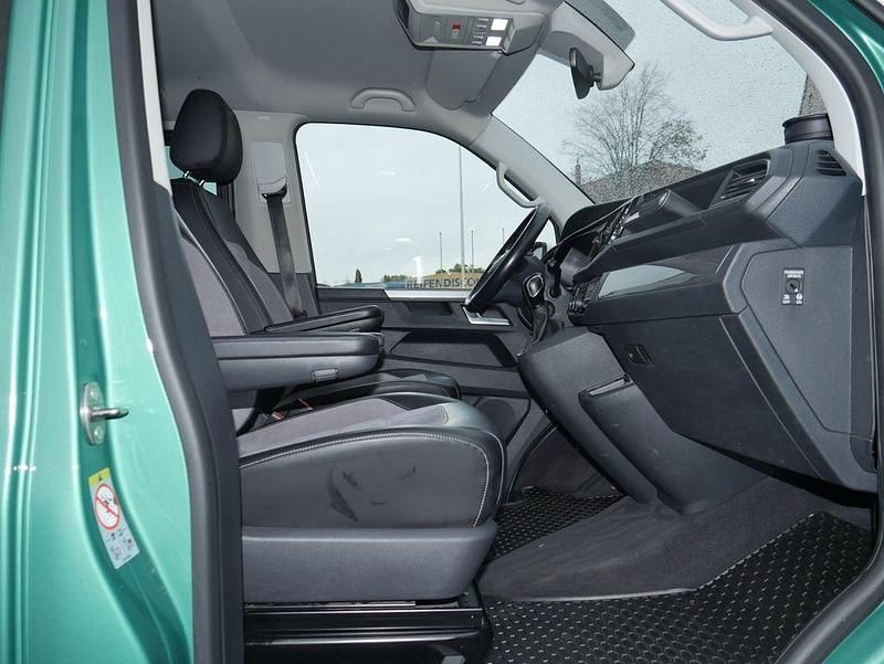 Second-hand VW Multivan Generation Six 204 CP (150 kW) 2021 Verde Monovolum