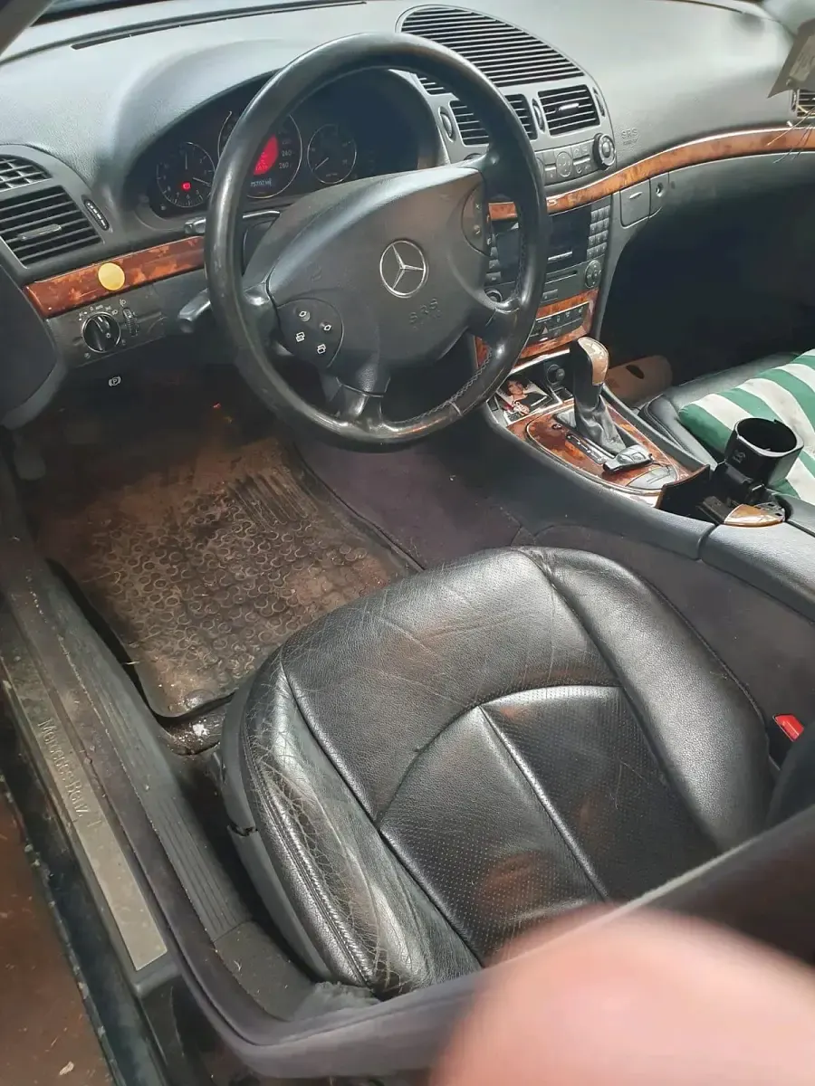 Usado Mercedes E220 150 CV (110 kW) 2004 Negro Familiar