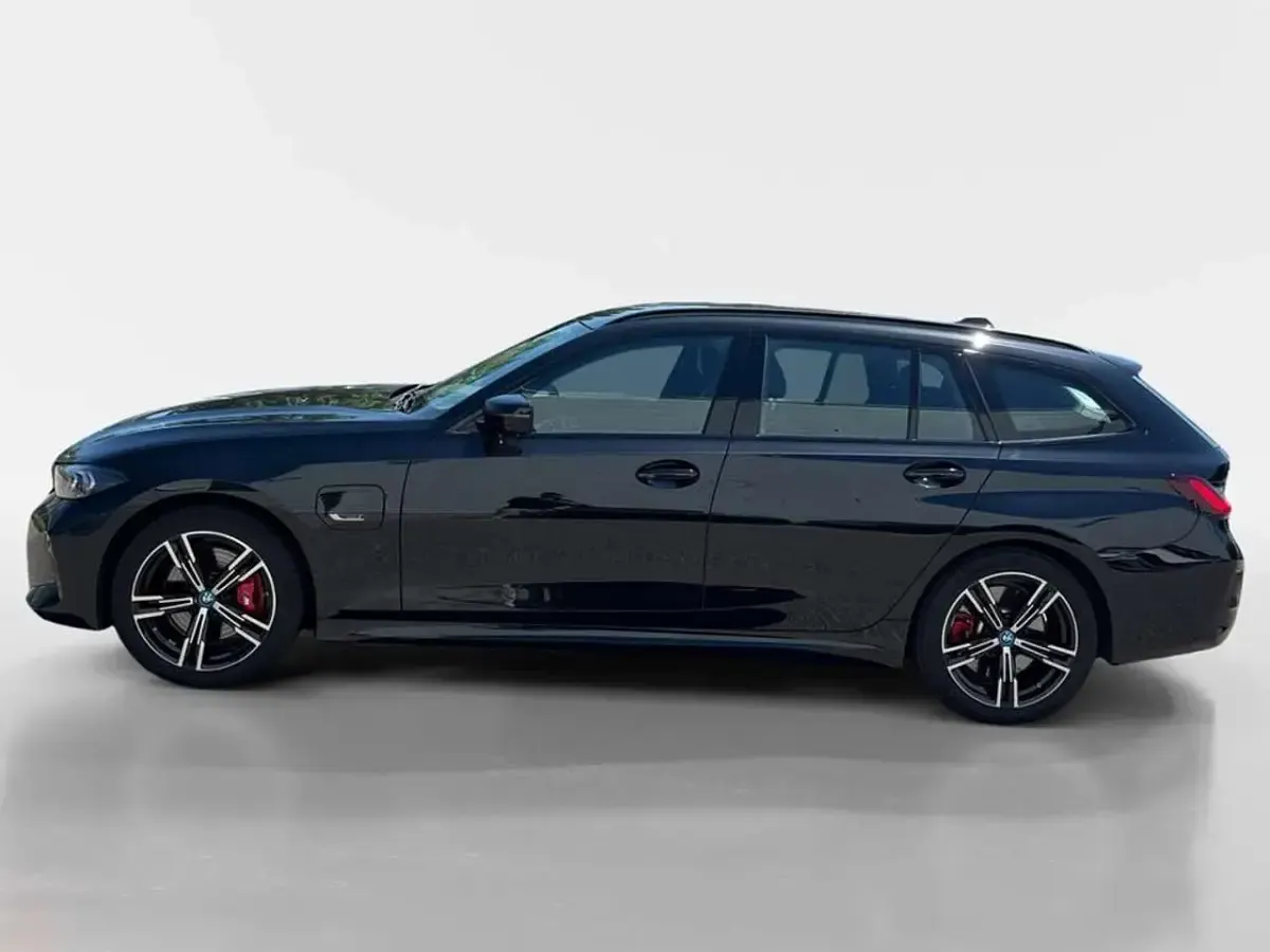 Gebraucht BMW 330e M Sport 292 PS (214 kW) 2023 Saphirschwarz metallic Kombi