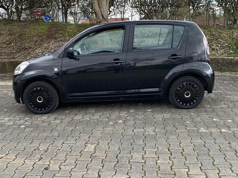Gebraucht Daihatsu Sirion 91 PS (66 kW) 2011 Schwarz Kleinwagen