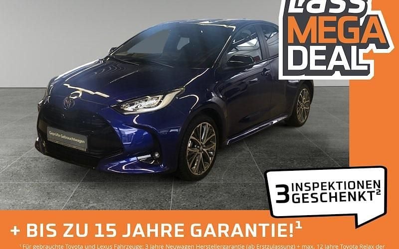 Gebraucht Toyota Yaris Hybrid Plus 131 PS (96 kW) 2024 Juniper blue metallic, dach schwarz Kleinwagen