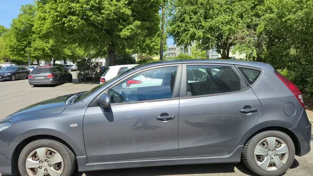 Usado Hyundai i30 Classic 109 CV (80 kW) 2011 Plateado Familiar