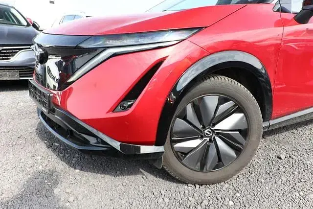 Gebraucht Nissan Ariya 360º 160 kW (218 PS) 2022 Passion rot / schwarz metallic passion rot / schwarz metallic SUV