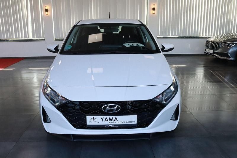 Gebraucht Hyundai i20 Select 101 PS (74 kW) 2020 Weiß Kleinwagen