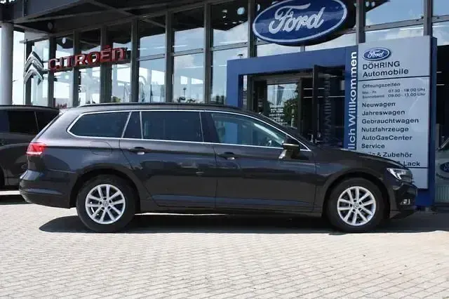 Gebraucht VW Passat Comfortline 150 PS (110 kW) 2017 Mangan grau Kombi