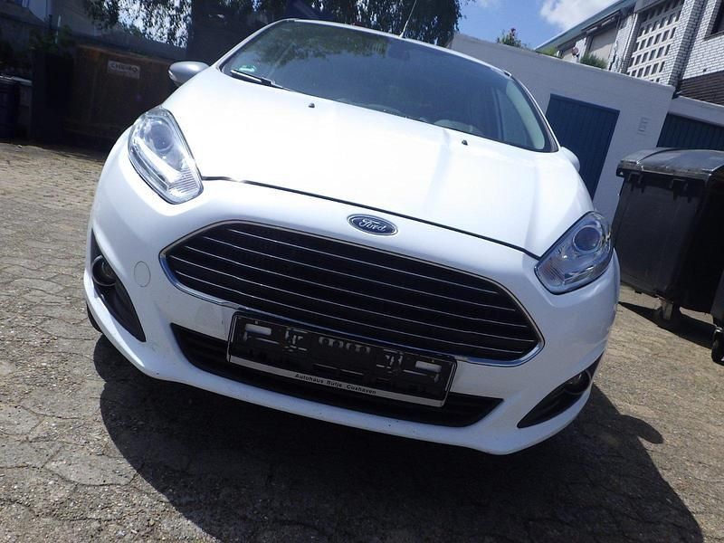 Weiß Gebraucht 2017 Ford Fiesta Titanium Kleinwagen | 7.500 € (Fairer Preis) - Bild 1/4