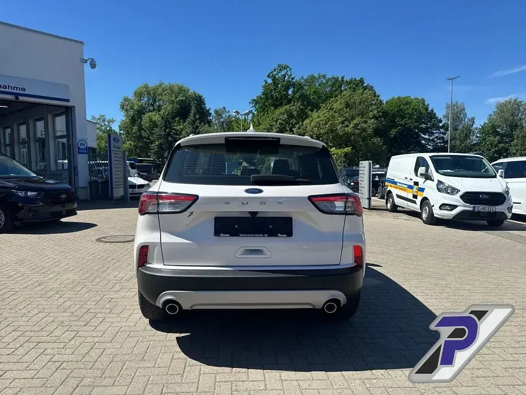 Gebraucht Ford Kuga Titanium 150 PS (110 kW) 2022 Weiß(metallic) SUV