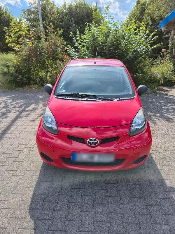 Rot Gebraucht 2009 Toyota Aygo Kleinwagen | 1.500 € (Fairer Preis) - Bild 1/4