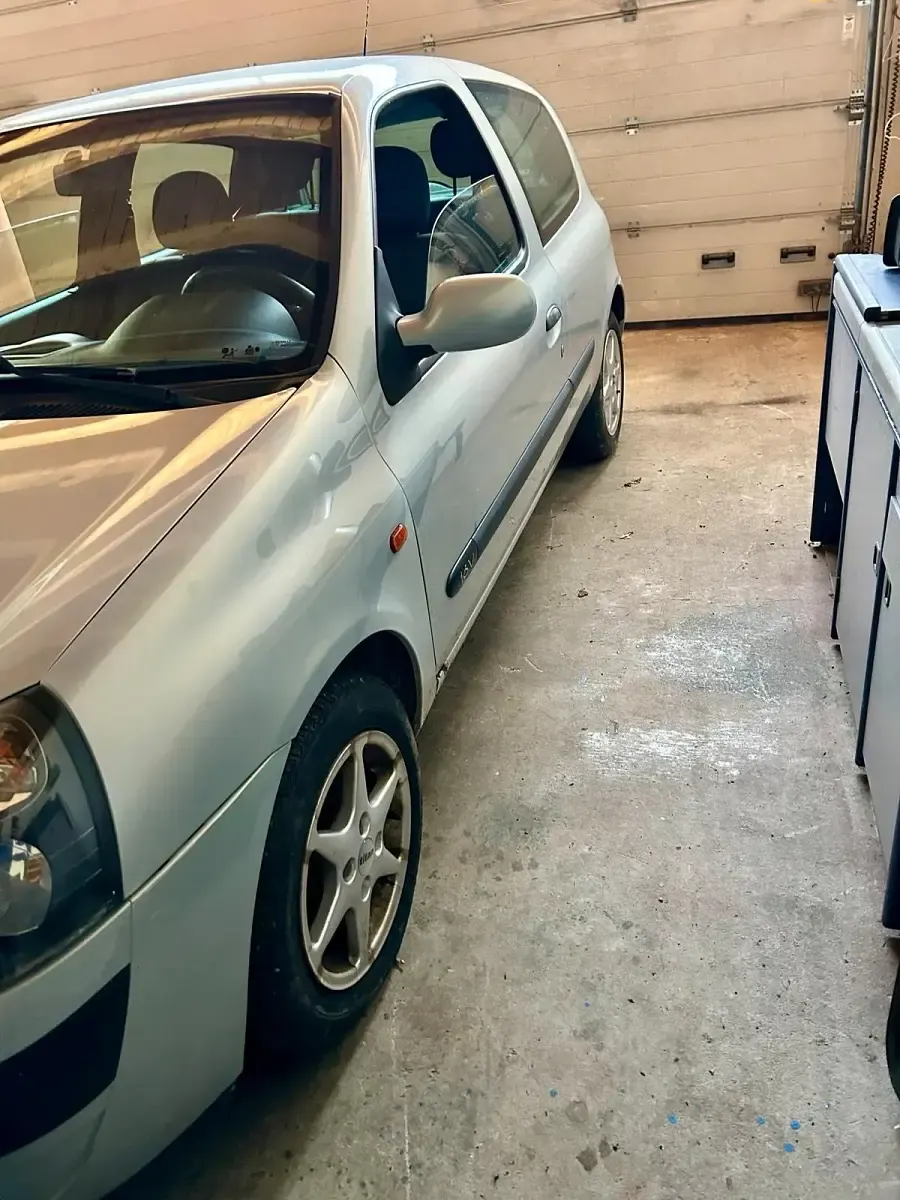 Gebraucht Renault Clio 75 PS (55 kW) 2012 Silber Kleinwagen