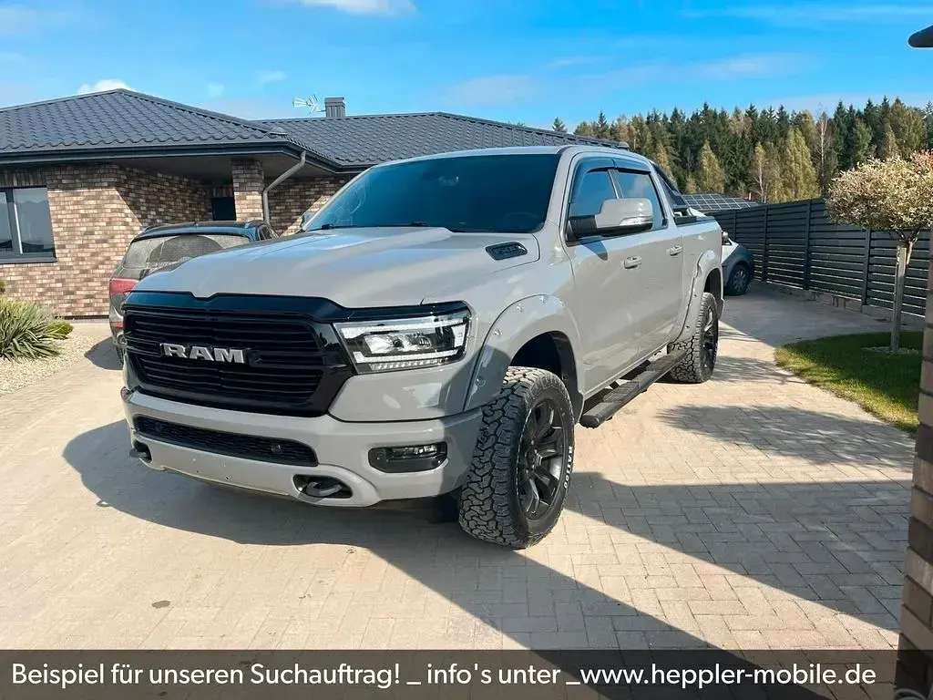 Gebraucht Dodge Ram 401 PS (294 kW) 2019 3m satin gold dust black folie Pickup