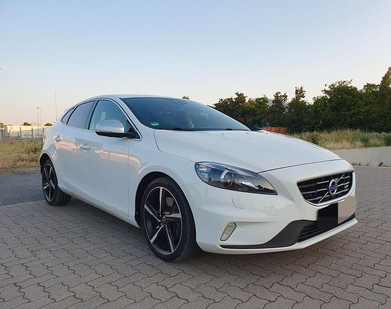 Weiß Gebraucht 2014 Volvo V40 Momentum Kombi | 10.800 € (Fairer Preis) - Bild 1/4