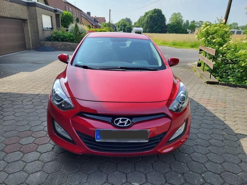Rot Gebraucht 2013 Hyundai i30 Classic Limousine | 6.999 € (Guter Preis) - Bild 1/4